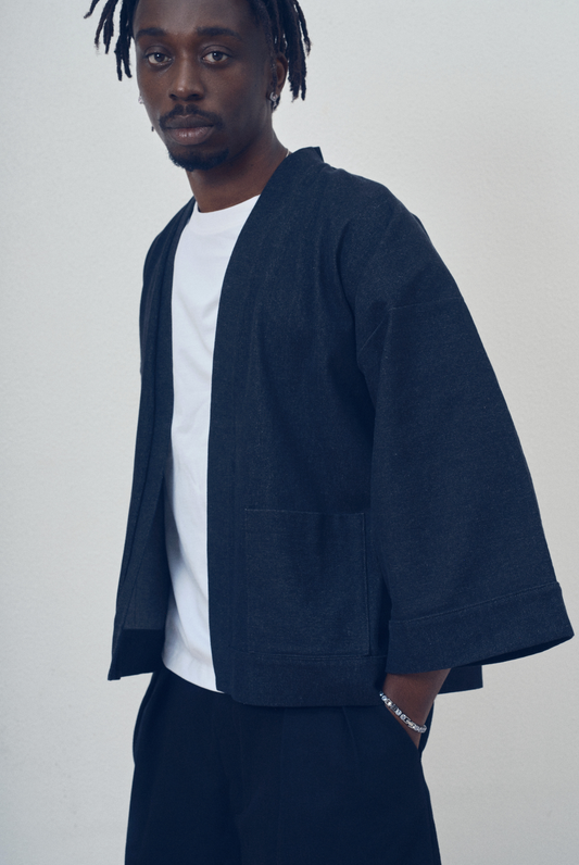 Marcel - Veste kimono court en denim noir 100% coton, avec manches larges et poches plaquées, fait à la main à Paris. 