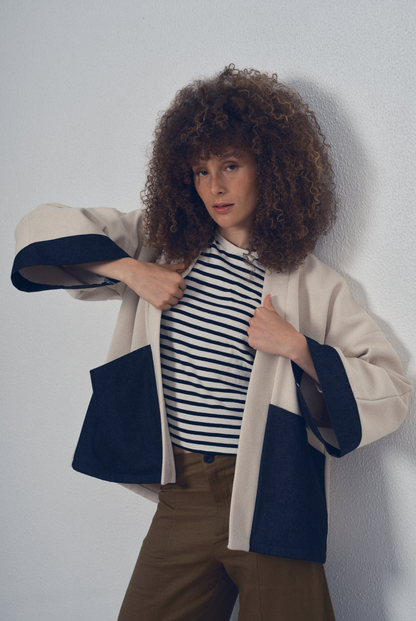 Veste courte écrue et denim noir aux lignes kimono portée avec un pantalon clair, modèle Simon de la collection Côté Marais par Atelier Sarita.