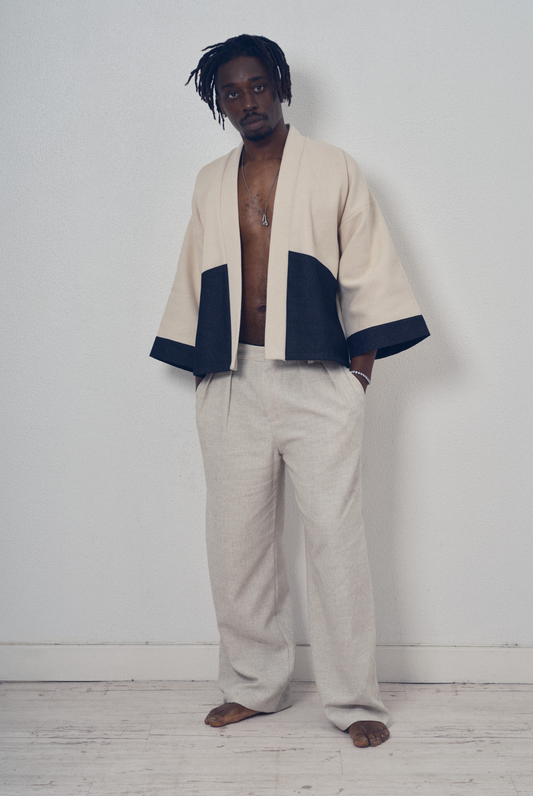 Veste courte écrue et denim noir aux lignes kimono portée avec un pantalon clair, modèle Simon de la collection Côté Marais par Atelier Sarita.
