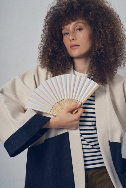 Veste courte écrue et denim noir aux lignes kimono portée avec un pantalon clair, modèle Simon de la collection Côté Marais par Atelier Sarita.