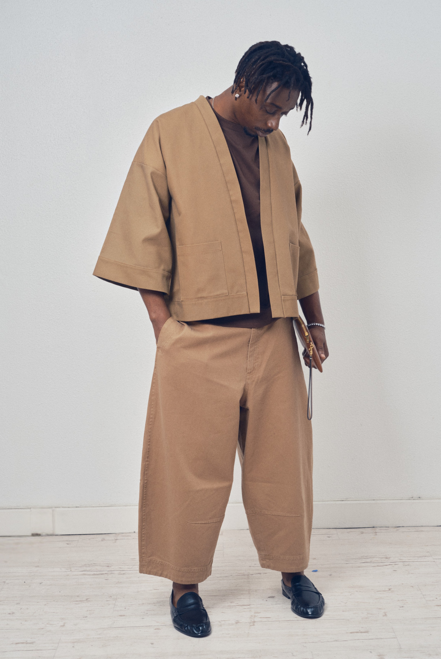 Kimono court en bachette de coton bio marron, coupe ample avec poches plaquées et finitions soignées, conçu dans une démarche d’upcycling.