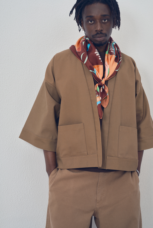 Kimono court en bachette de coton bio marron, coupe ample avec poches plaquées et finitions soignées, conçu dans une démarche d’upcycling.